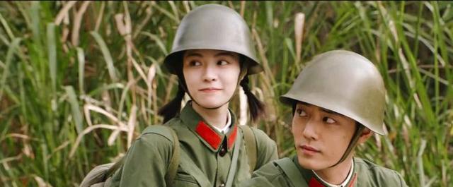 肖战|肖战领带扎裤子里！合作者趁势而起，大屏幕上写着：“陪伴三年”