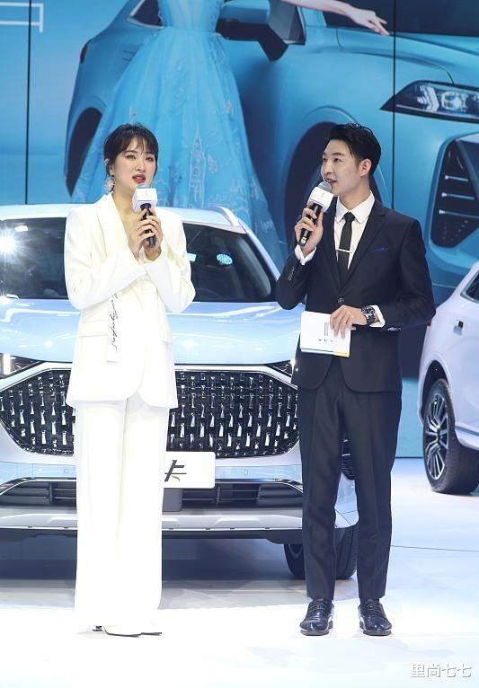 姚安娜|姚安娜首次公开营业，生图曝光身材比男主持还壮硕，一双小手抢镜