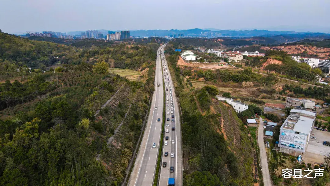 容县之声 节后返程高峰来袭，堵堵堵！广西高速上演堵车大片，从白天堵到黑夜