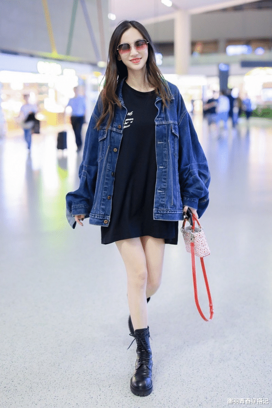 墨羽青春穿搭记|讲真，baby真适合做回老本行，条纹背心配红裙拍写真，青春又靓丽