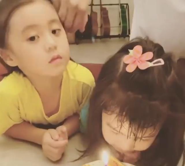 奶球妈咪聊|贾静雯仨女儿久违同框,4岁波妞涂绿色眼影搞怪大笑,黑虫牙抢镜