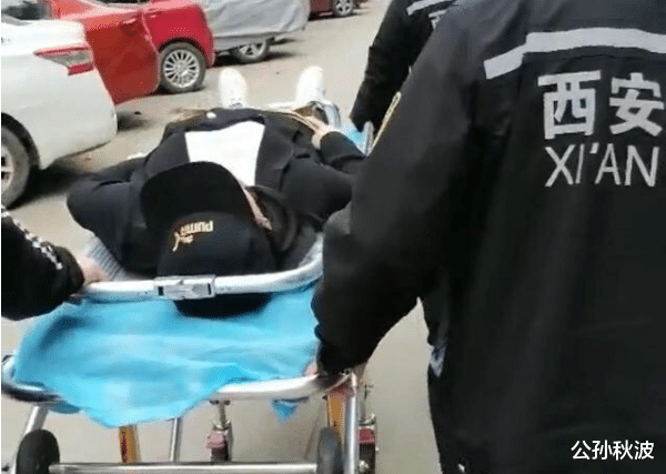 公孙秋波 过分！陕西男子被物业拖进屋内殴打，路过业主欲报警，也被拖进去打