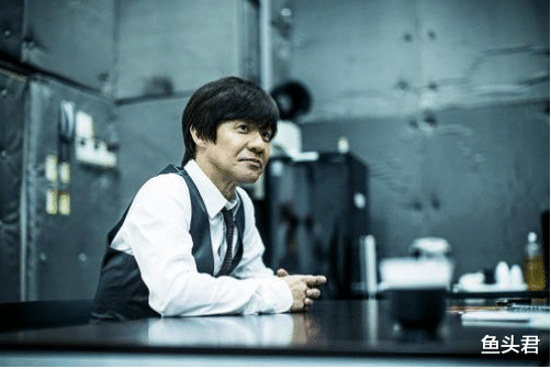 黄家驹|当年他拽着黄家驹一起从舞台坠落，黄家驹遗憾去世，他却风光至今