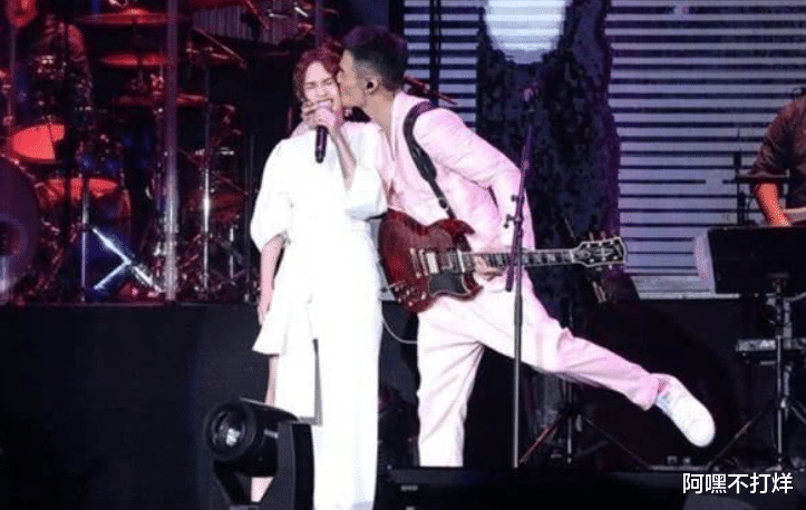 李荣浩|李荣浩自称小时候眼睛很大，以为是开玩笑，看到童年照我信了