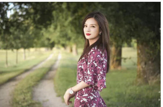 赵薇|赵薇早年k歌照片曝光，谁注意到后面的金发男士？如今臭名昭著