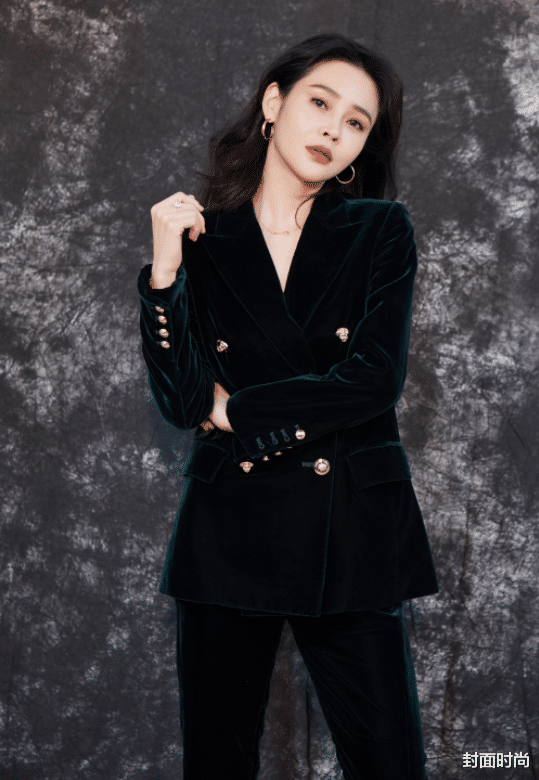封面时尚 于明加能火不是没道理，身材瘦还会穿，穿西装后背全透视太高级了