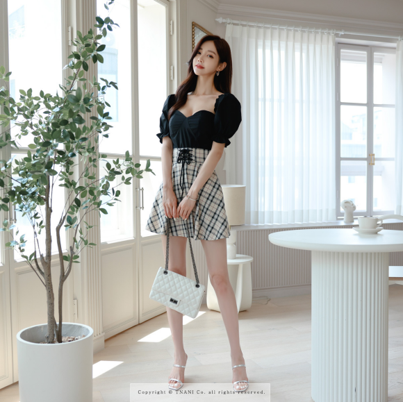 心壹文学|女神孙允珠时尚搭配：约德尔古调黑玫中欧田园衣裙