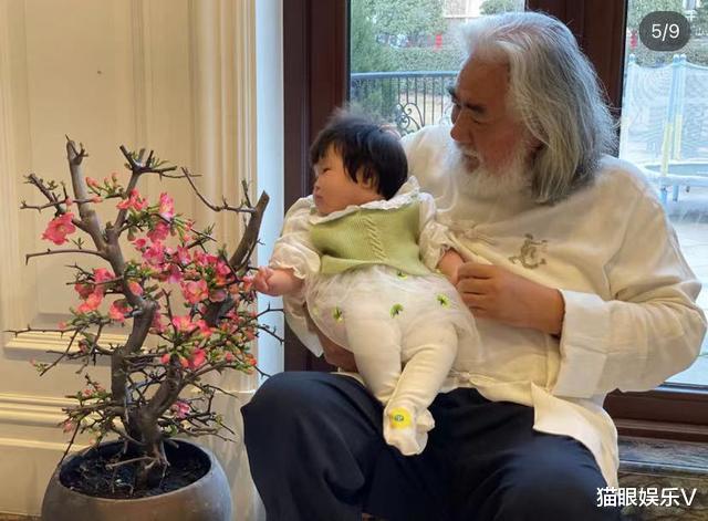 张纪中|70岁张纪中好宠女！搂5月大女儿不舍撒手，父女如复制却似爷孙