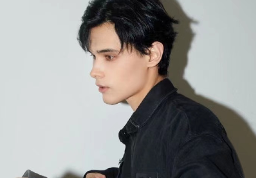 李大能耐 笋丝后悔没让利路修出道，在机场被围堵后，利路修竟淡定自拍