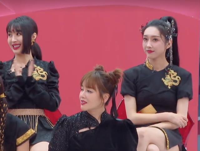 宣璐|宣璐跳舞时衣服崩开，她紧急补救却没来得及，便宜前排观众了