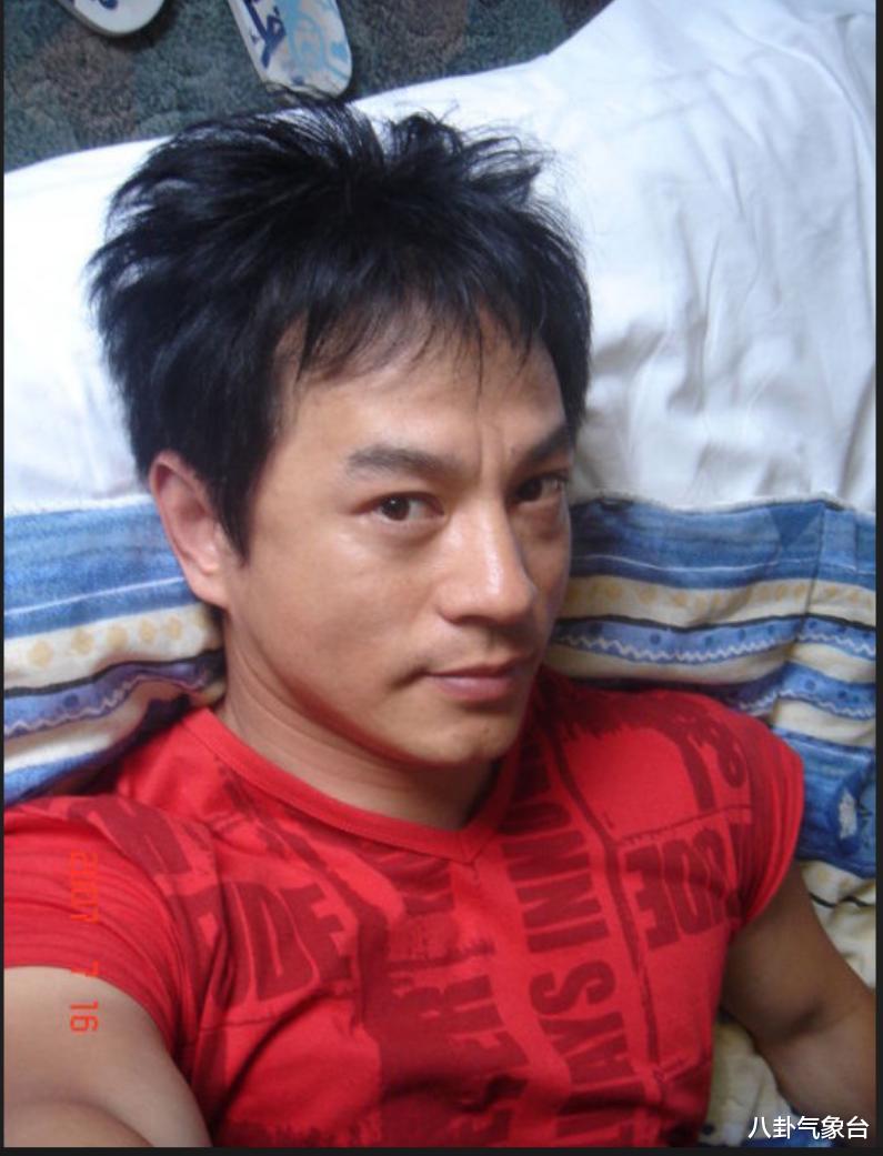 周浩东|演员周浩东，27岁上北电，养父是他前行路上最大的支持