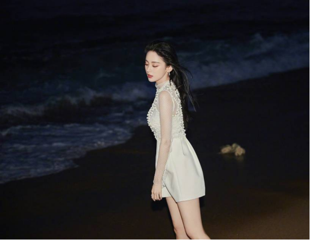 古力娜扎|娜扎晒海边性感美照，穿珍珠渔网短裙秀美腿，眼神迷离五官精致
