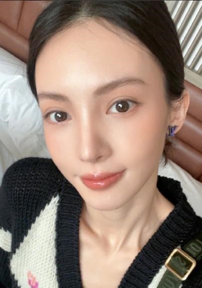 金晨|金晨旧照曝光引热议,男导师贴心指导她跳舞,有没有整容一目了然