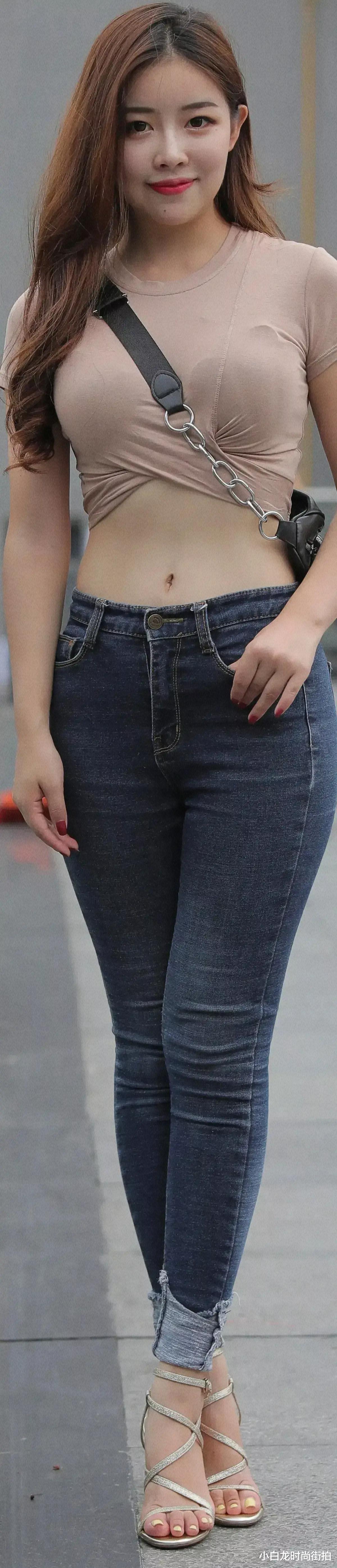 小白龙时尚街拍|浅褐色紧身短袖,搭配深色紧身牛仔裤,身材紧致又有弹性