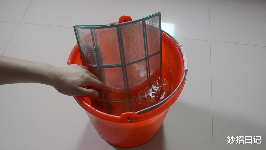 |空调清洗不需要找师傅，教你清洗空调的简单方法，省钱又省力