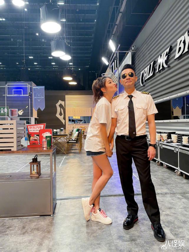 应采儿|应采儿探班陈小春，俩人当众热吻，山鸡哥看老婆全程宠溺笑甜蜜蜜