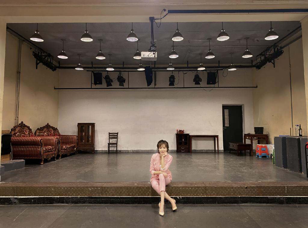 穿衣搭配|金巧巧越来越有强势感，一身职场老板装束，气场不比男人们弱多少