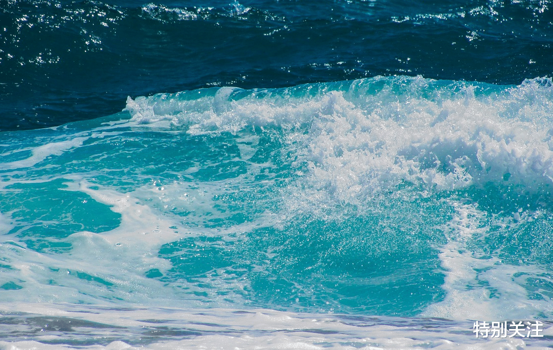  生活中的水，既没有颜色，也是透明的，为何还能\亲眼\看到？