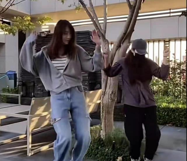 陈若仪|陈若仪跳舞还叫来怀孕5个月的老师陪着，动作僵硬被侃像电线杆