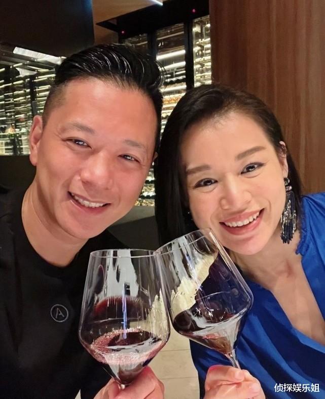 胡杏儿|胡杏儿老公现身活动,与爱妻闺蜜贴脸合影不避嫌,网友直呼不合适