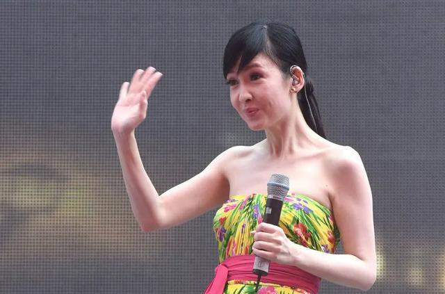 周慧敏|54岁周慧敏罕见露面，现身小县城参加商演捞金，被曝老态明显