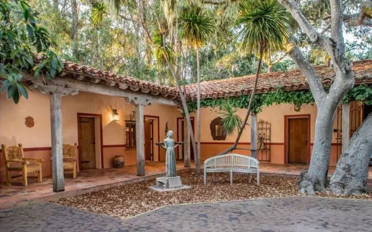 江疏影|90岁老帅锅克林特.伊斯特伍德975万美元豪宅，到底长什么样？