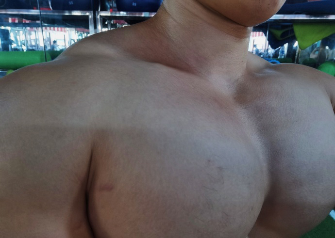 健身圈一哥|健身私教一身腱子肉,胸肌打造成巨无霸,翘臀堪比偶像苏炳添!