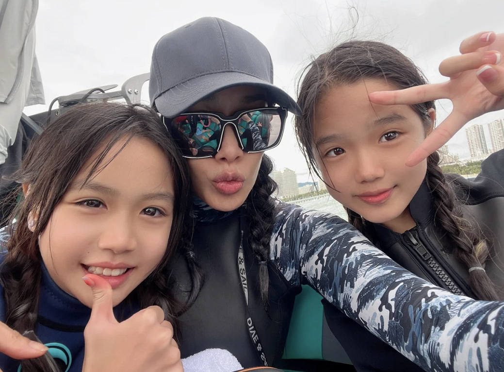 钟丽缇|钟丽缇一家四口玩冲浪！穿潜水服身材丰腴，与帅气异性合照太养眼