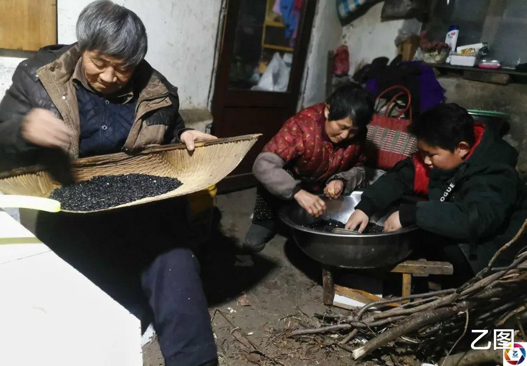 乙图 11岁男童放学后离家出走，被姑姑拦路截回，爸爸听说后眼睛湿润