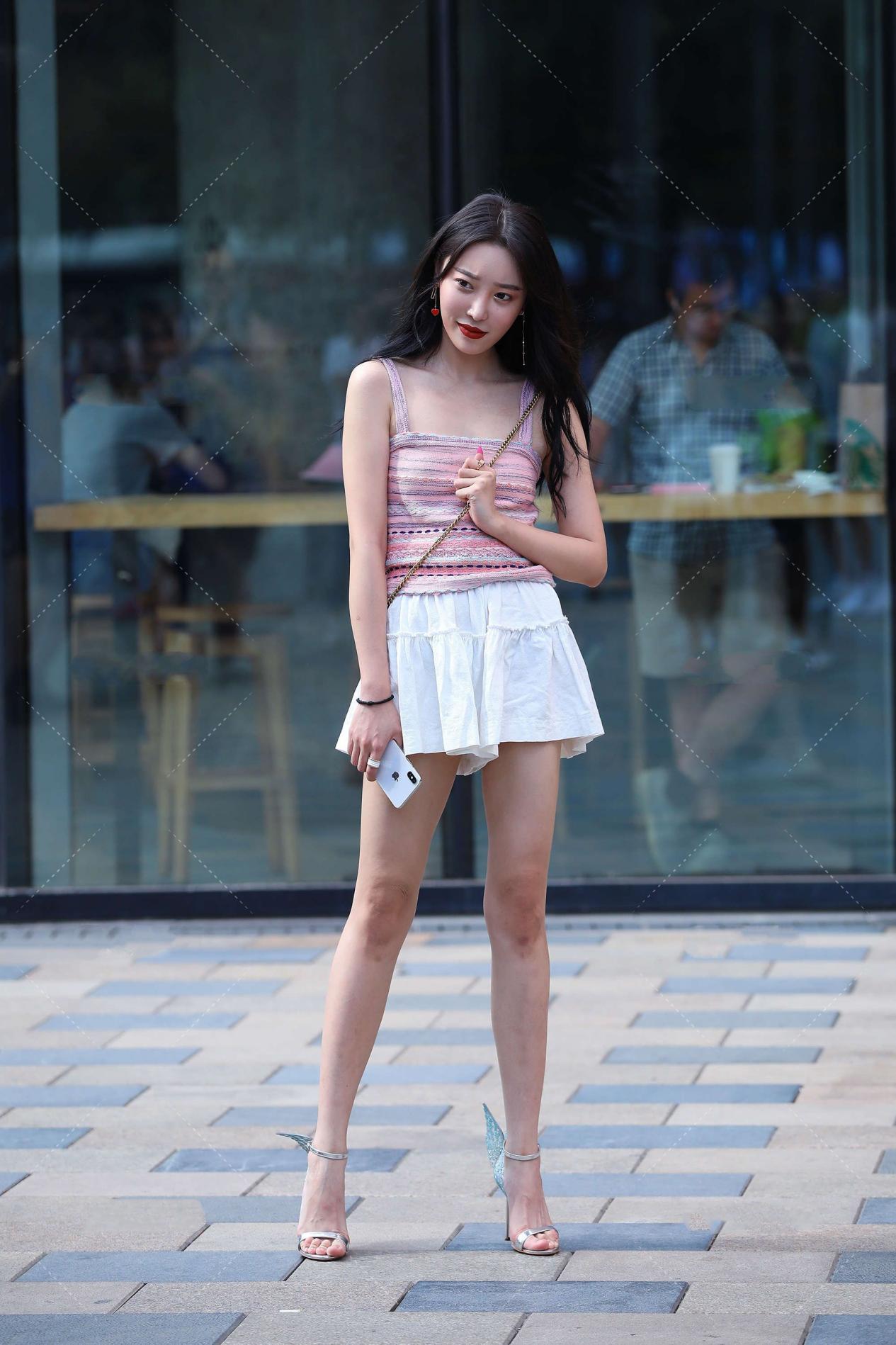 减肥方法|粉色小上衣搭配白色小短裙，脚上穿一双带翅膀的高跟鞋，仙气十足