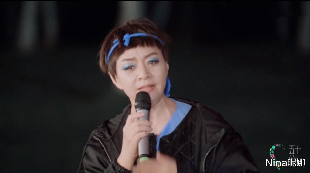 发型|宋丹丹新综艺造型大变样，穿牛仔露长袜变靓妹，61岁画蓝眼影真放得开