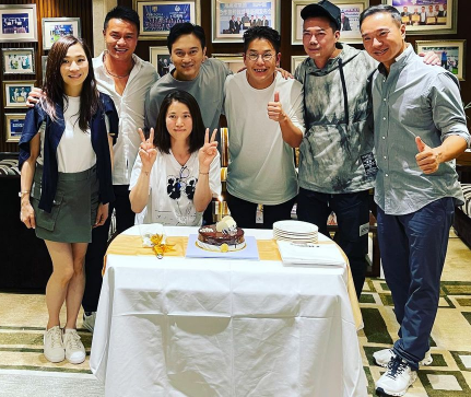 张智霖|张智霖袁咏仪一家送爱马仕为好友庆生，仙靓夫妇生图减龄，夫妻相足