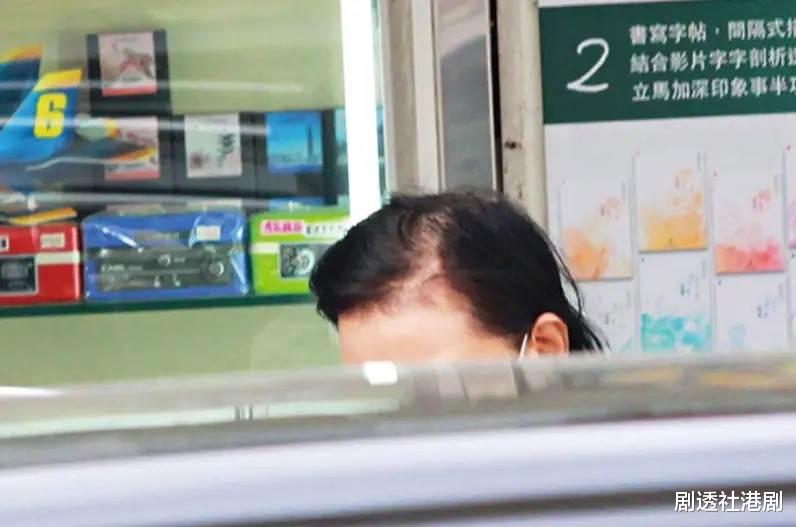 曾华倩|56岁曾华倩素颜购物被拍，深陷脱发危机，头顶发量稀疏惊现缝隙