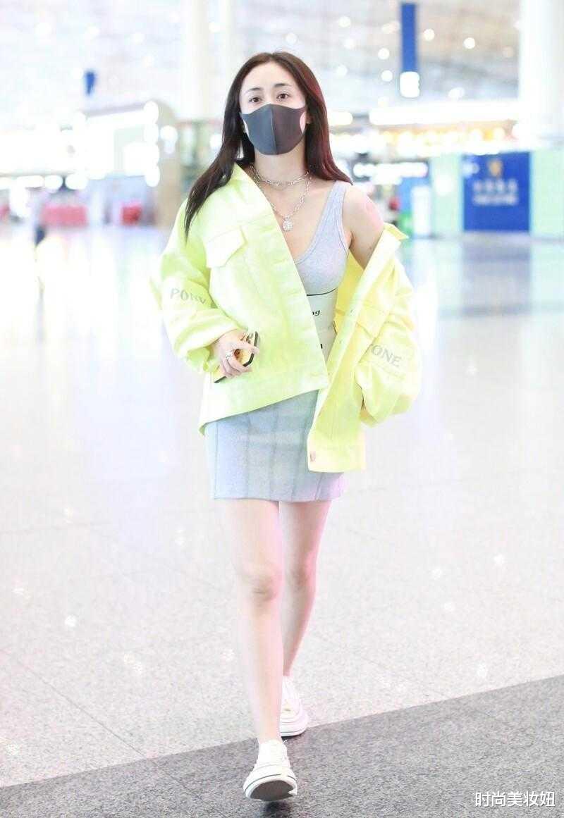 时尚美妆妞|刘芸走机场真的好敢穿，运动背心裙配衬衫，身材有点肉感更好看