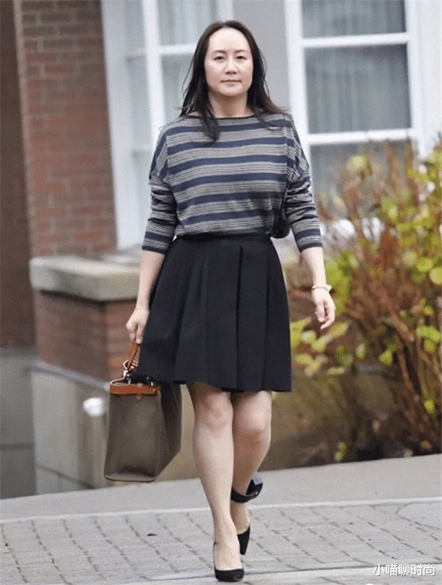 小喵聊时尚|见过大场面的女人，穿T恤很少配短裤，不得体！看孟晚舟你就懂了