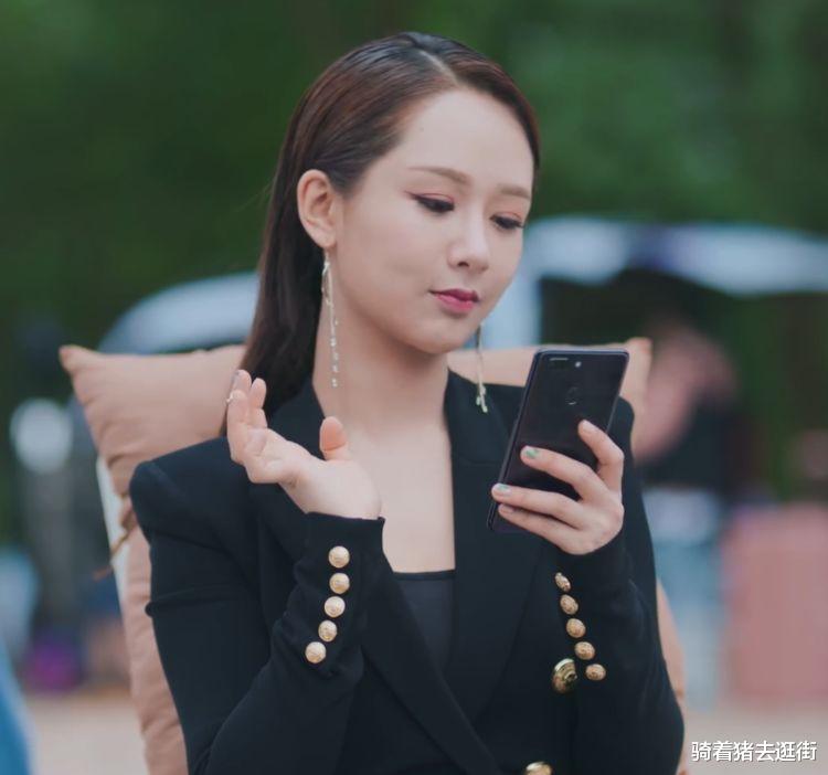 长腿 都说杨紫有刘海好看，当看到她大背头的发型，网友：是本人吗？