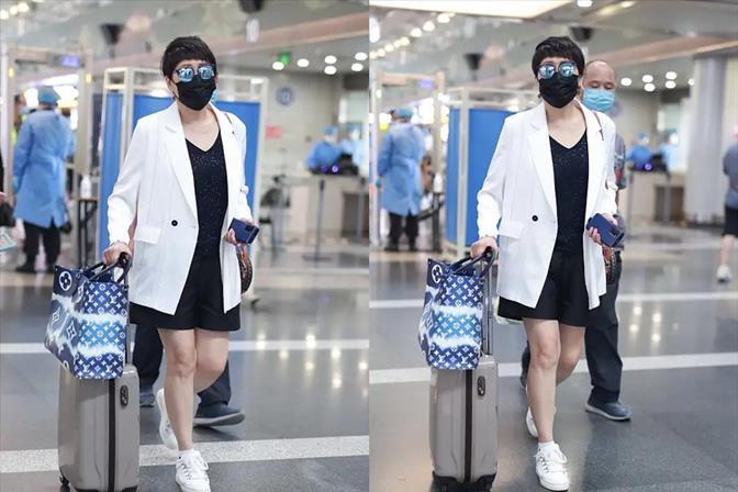 方脸妹说时尚|张凯丽彻底变高调，拎2万包打扮奢侈，59岁穿西装五分裤身材抢镜