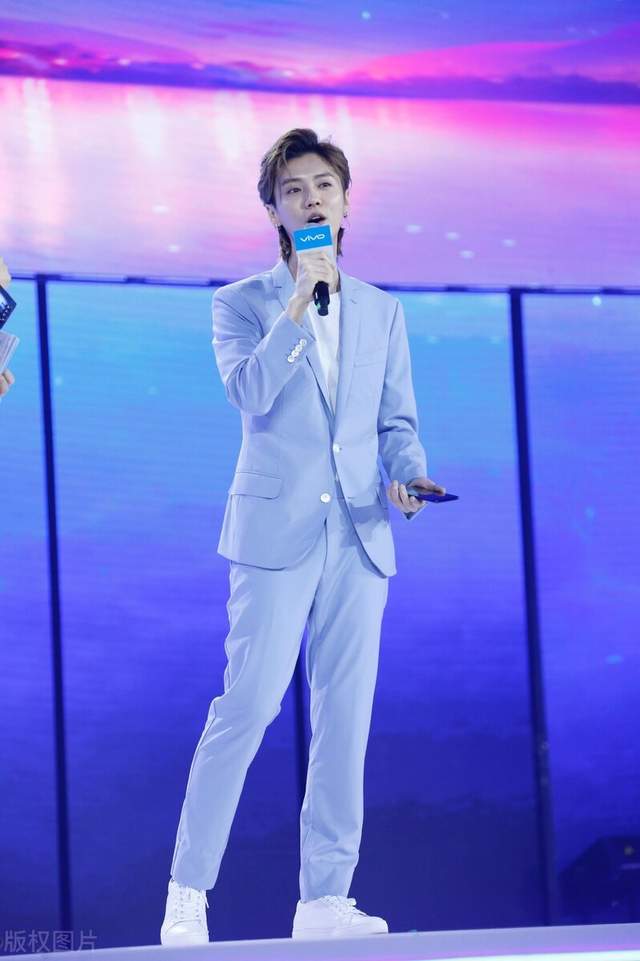 鹿晗|知情人曝鹿晗关晓彤好事将近？相恋5年仍只如初见