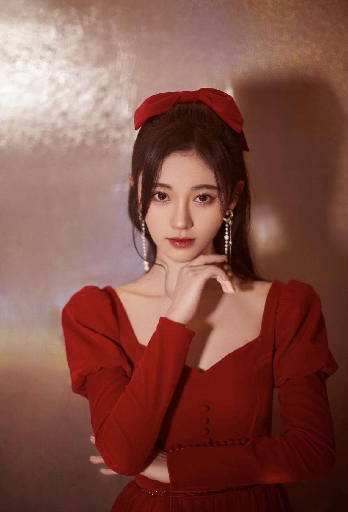 何有强|苗苗越看越漂亮，穿一袭红色连衣裙温柔优雅，美如初恋，真是yyds