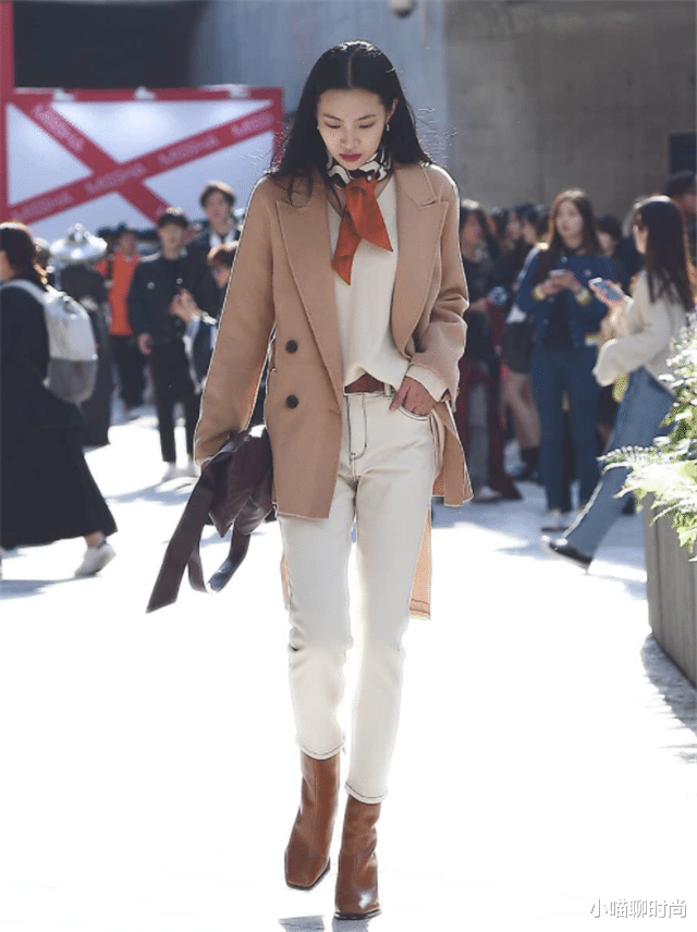 小喵聊时尚|会穿的女人早已抛弃马丁靴，今秋最火的是“平头靴”，妥妥地显高