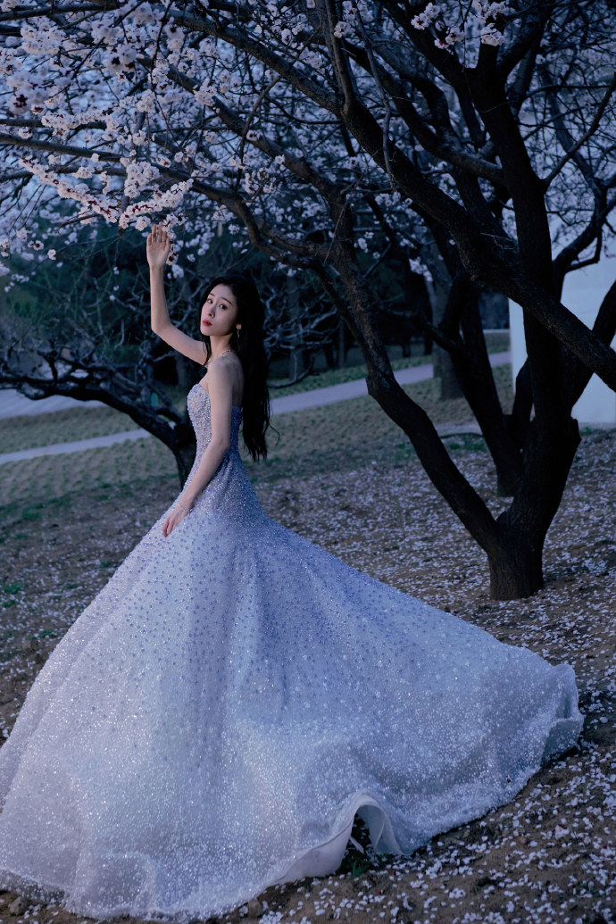 张碧晨|张碧晨当妈后首次红毯，一袭抹胸裙扮逃跑的公主，又瘦又美不违和