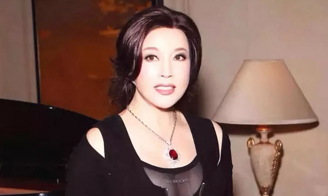 柯以敏|刘晓庆花甲之年不服老，穿搭显少女，确定是个66岁的人？