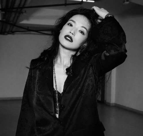 舒淇|“御姐女神”舒淇身穿长裙佩戴满绿翡翠站在花间,美如一位仙子!