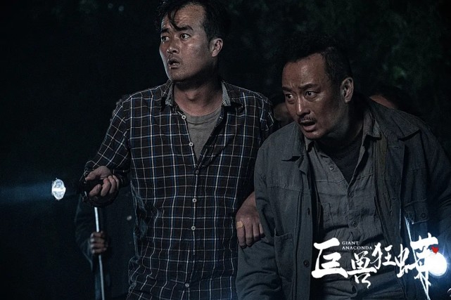 巨兽狂蟒|《巨兽狂蟒》上映，硬汉美女误闯禁地战蛇王，人心比巨兽更可怕