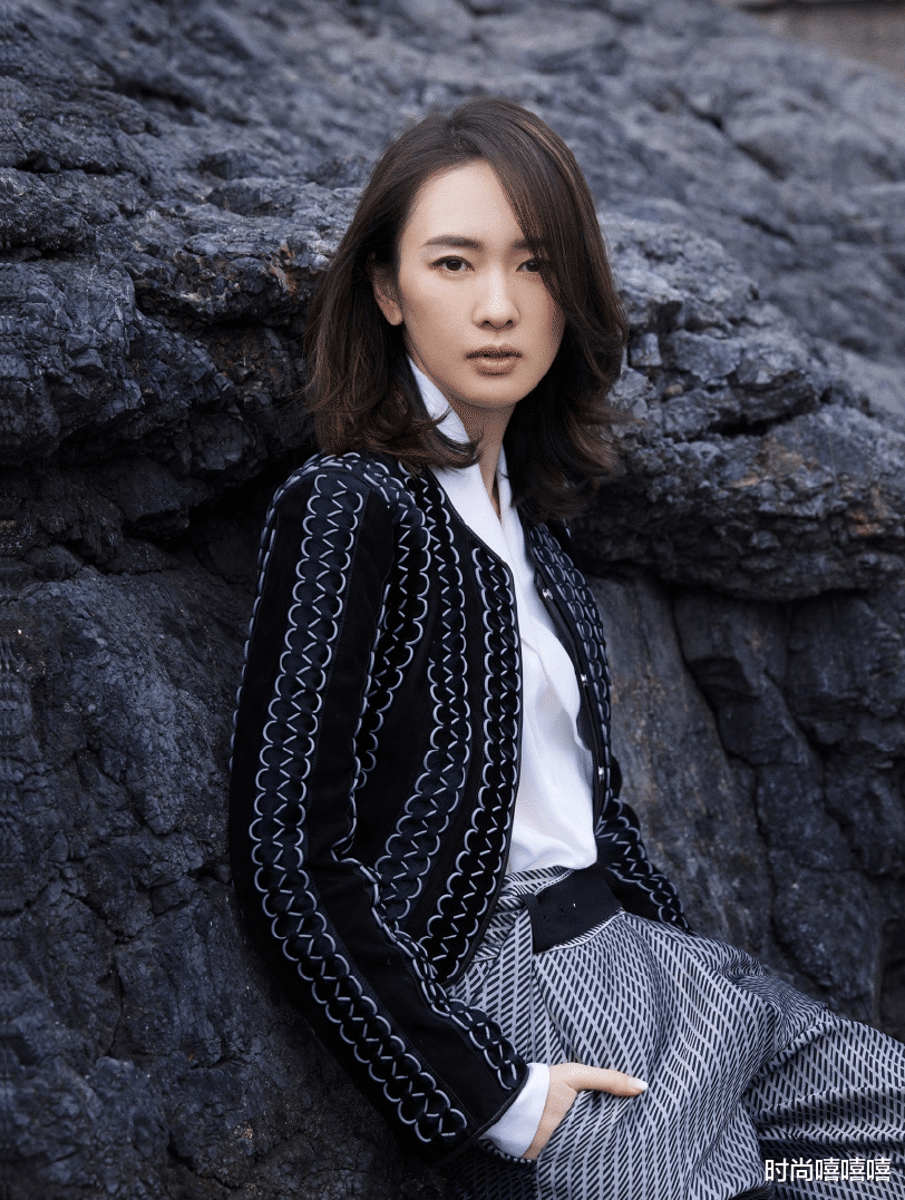 童瑶|童瑶的气质感，穿得够简单才能打造，这份优雅高级职场日常都适合