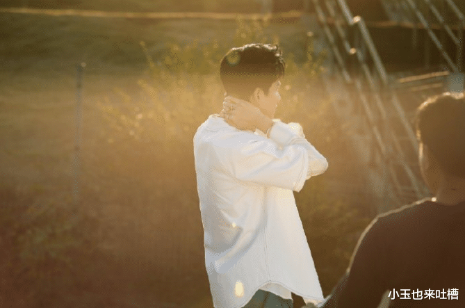 吉克隽逸|白敬亭时尚杂志花絮照曝光，穿白色衬衫沐浴阳光，大秀帅气侧脸