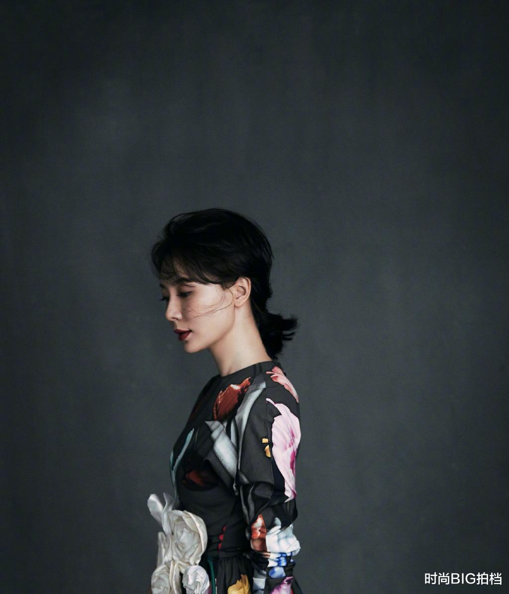 女人味|43岁陈数太有女人味，扎马尾配“红裙”惊艳又温柔，奔五更洋气！