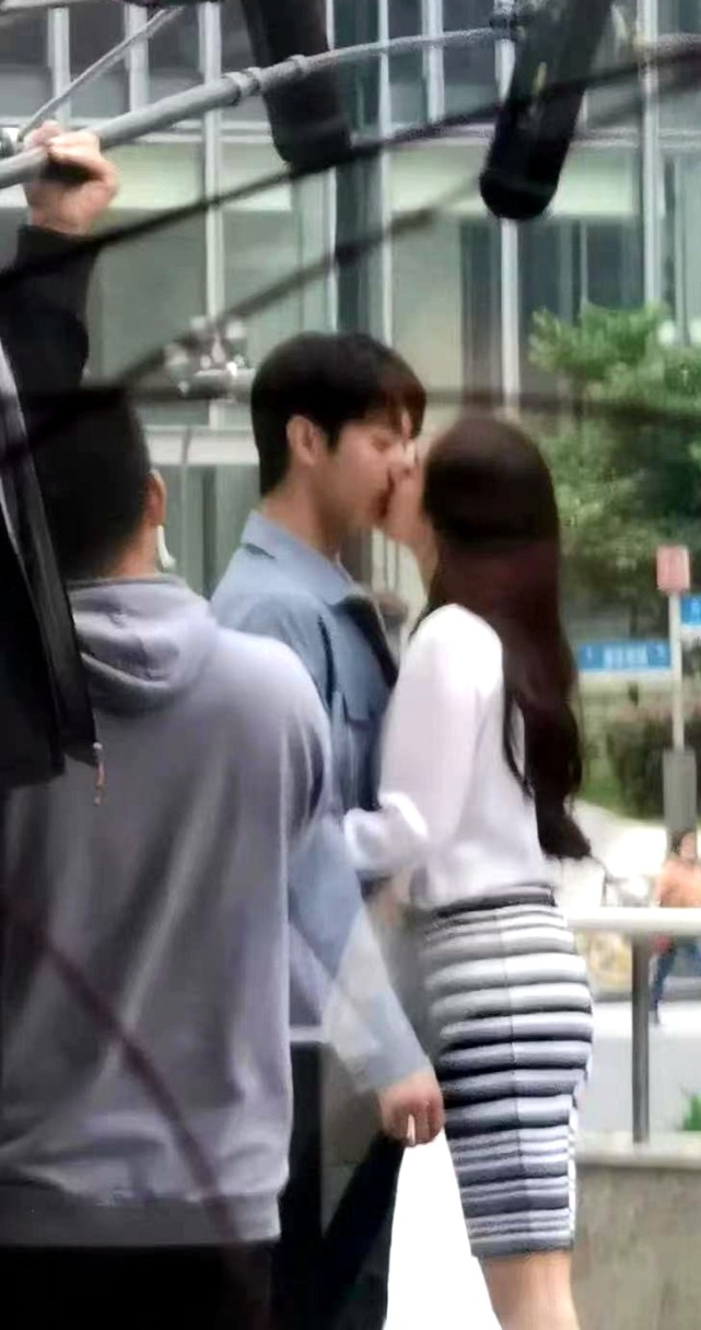 杨幂|杨幂拍戏遭围观，态度高冷惹路人“不满”，获专人撑伞换鞋排场大