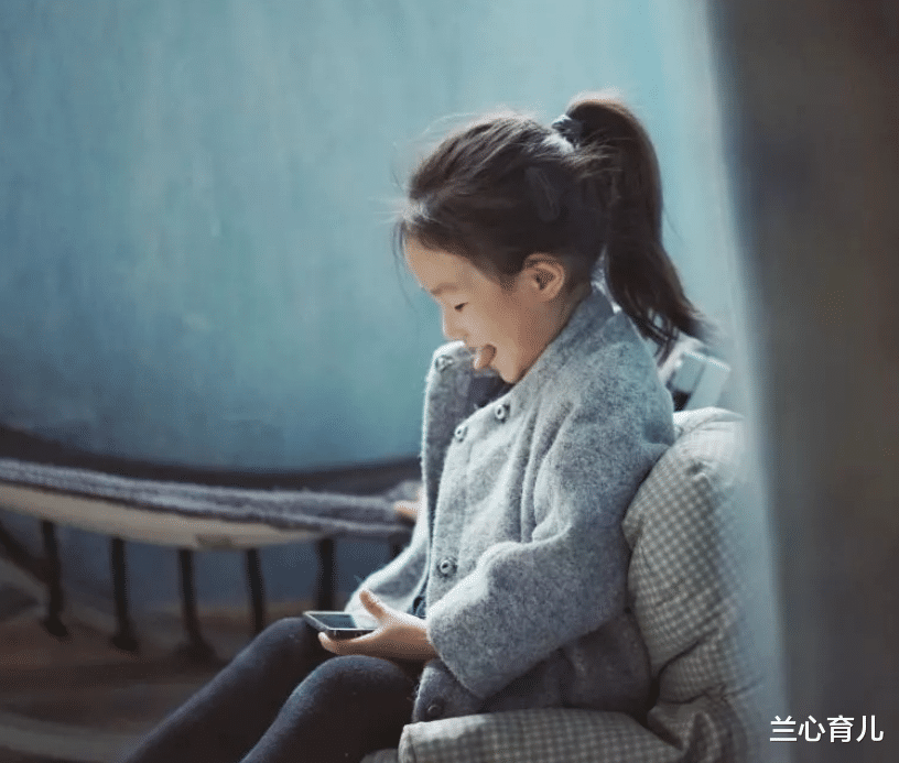  妈妈查监控看女儿一天干了啥，发现手不对劲，放大画面后不淡定了