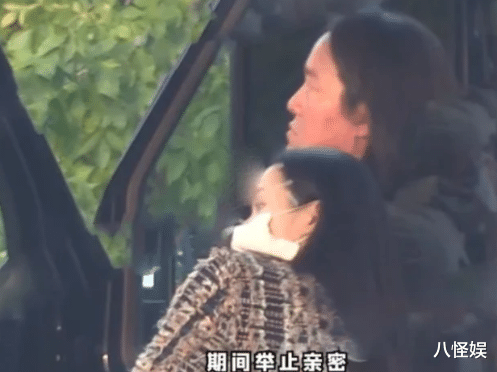 高圆圆|高圆圆带女儿与江一燕聚餐，2岁Rhea看表演不停鼓掌，侧颜好漂亮